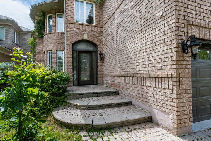 Property Photo:  3339 Crompton Crescent  ON L5B 4C7 