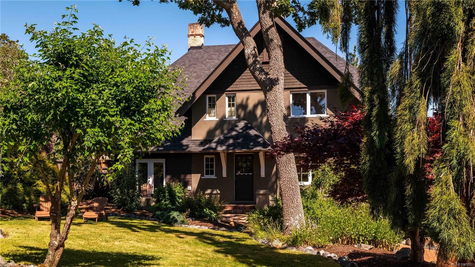 Property Photo: 1562 Richardson St BC V8S 1R3