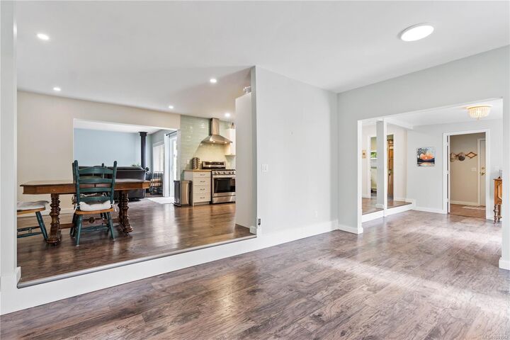 Property Photo:  450 Aurora St  BC V9P 1L3 