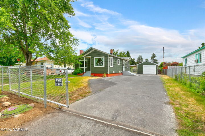 Property Photo: 1313 S 7th Ave WA 98902