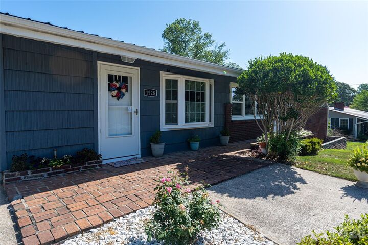 Property Photo: 1928 Marigold Lane NC 28638