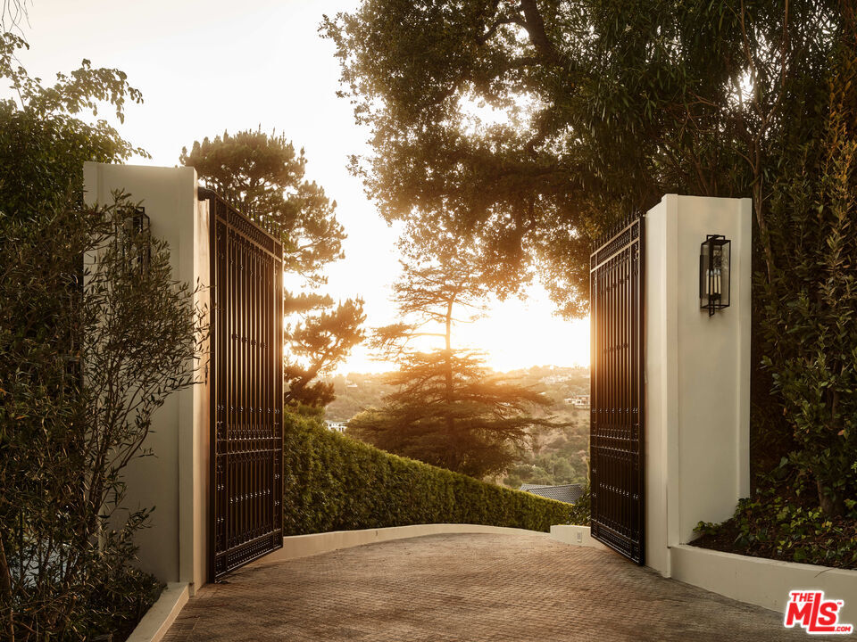 Property Photo:  851 Strada Vecchia Rd  CA 90077 