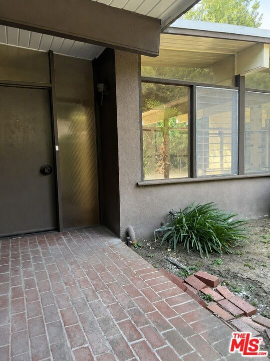 Property Photo:  2528 Hutton Dr  CA 90210 
