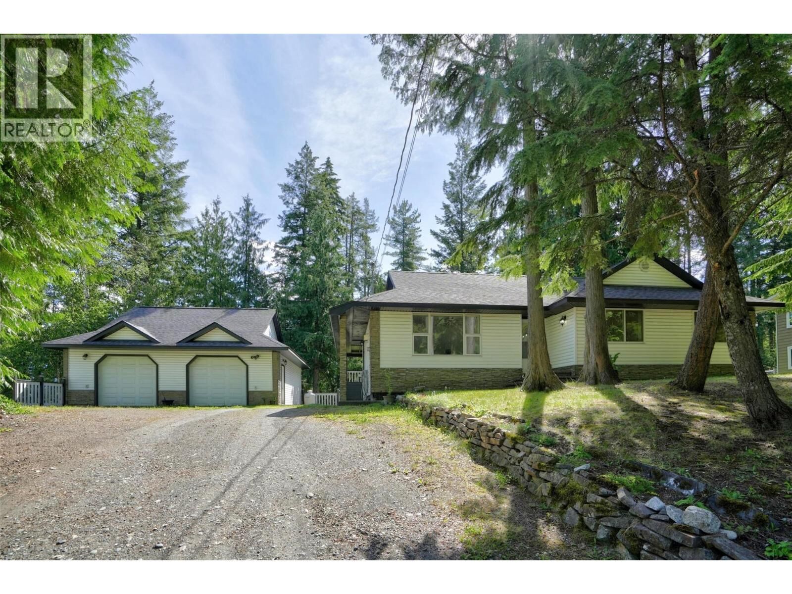 Property Photo: 452 Balfour Crescent BC V0G 1M0