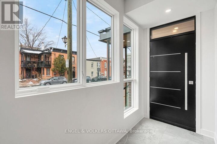 Property Photo:  