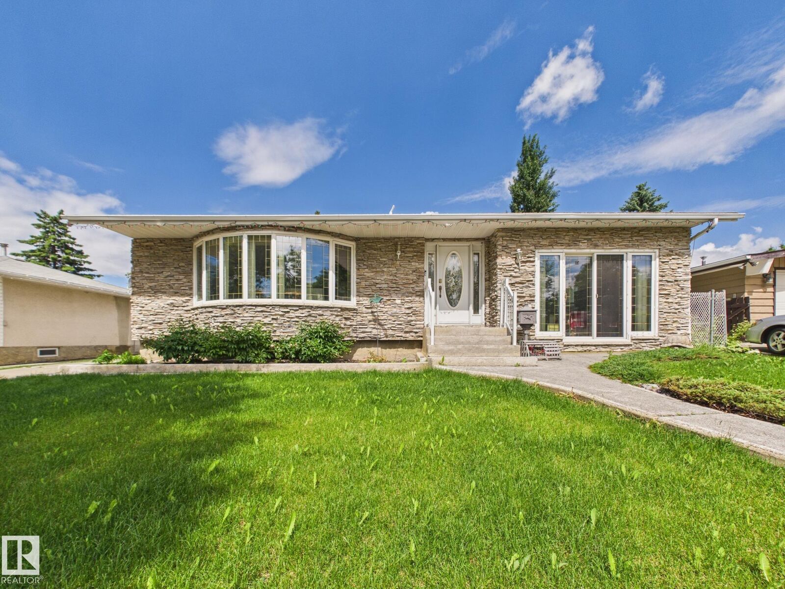 Property Photo:  15 Akins Drive  AB T8N 2H6 