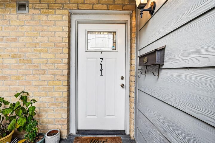 Property Photo:  711 Worthshire Street  TX 77008 