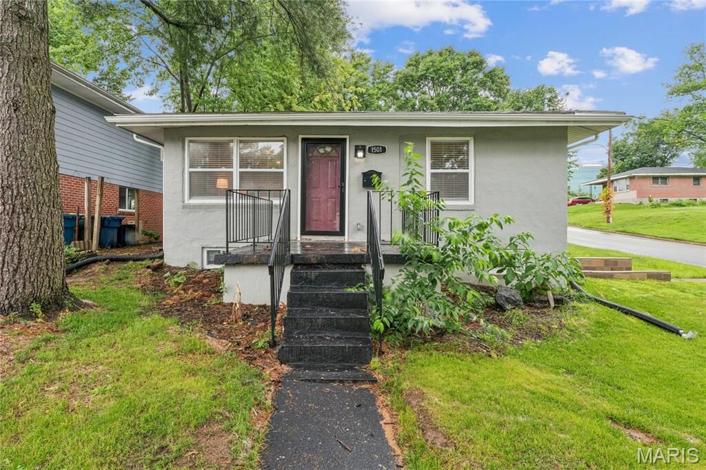 Property Photo:  1501 Stockard Avenue  MO 63117 