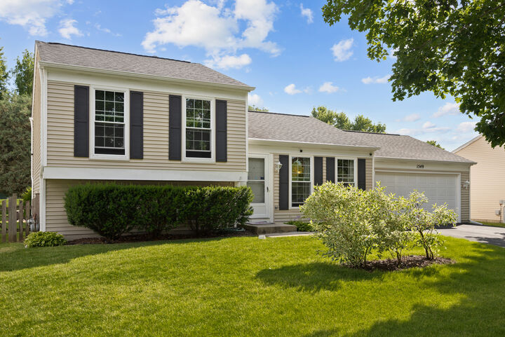 Property Photo:  1549 Sawgrass Court  IL 60123 