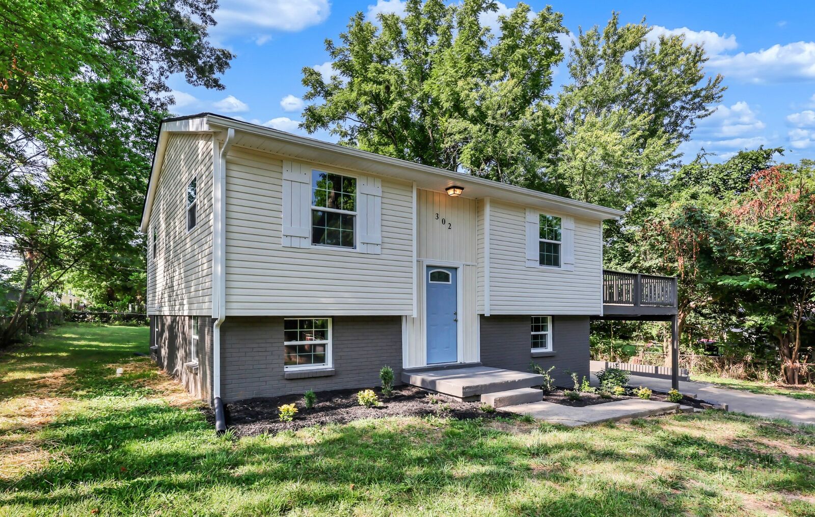 Property Photo:  302 Plantation Dr  TN 37042 