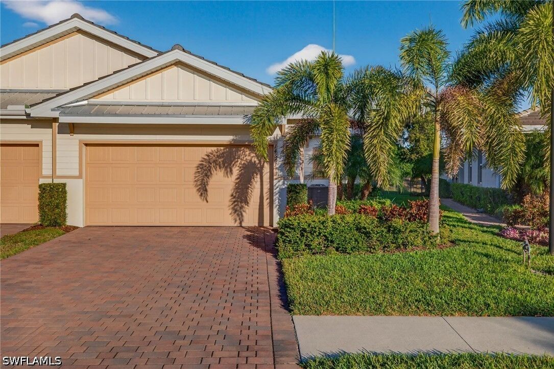 Property Photo:  14567 Edgewater Circle  FL 34114 