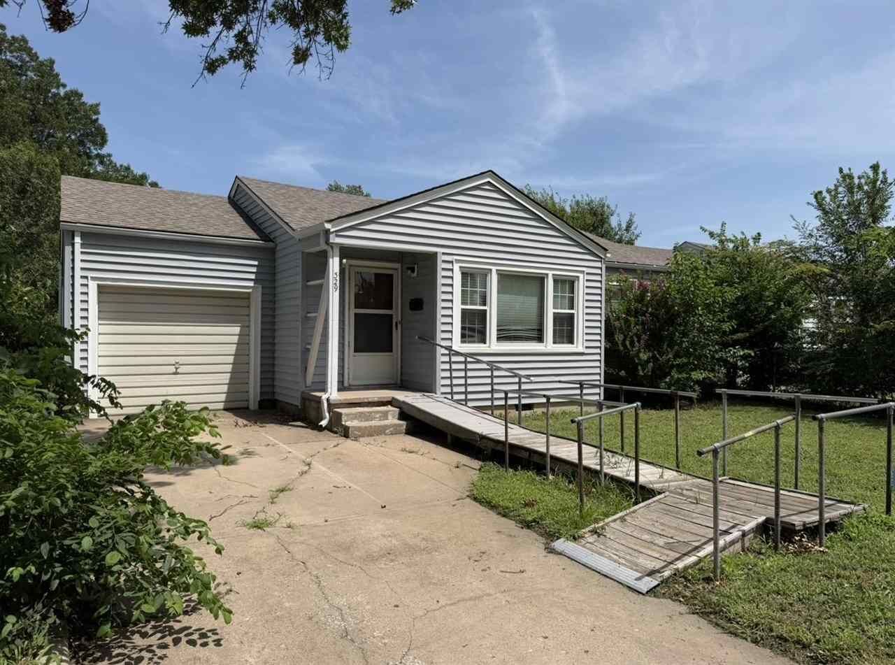 Property Photo:  329 S Sunset  OK 74601 