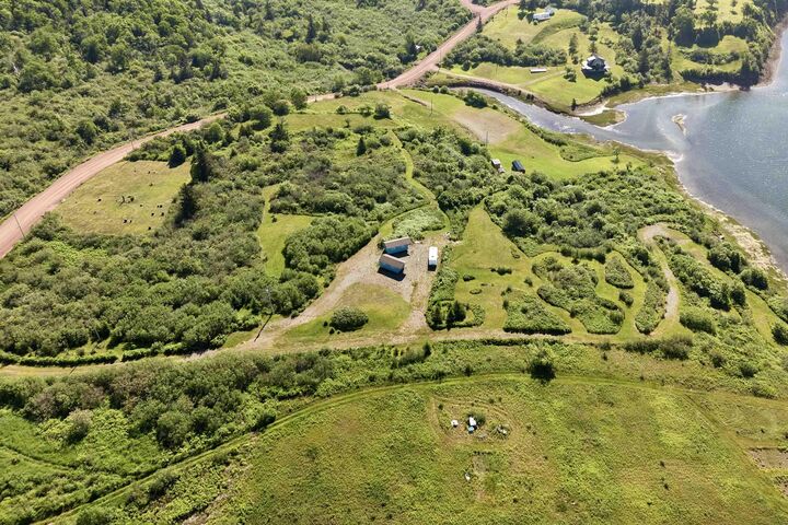 892 West Bay Road — photo 1