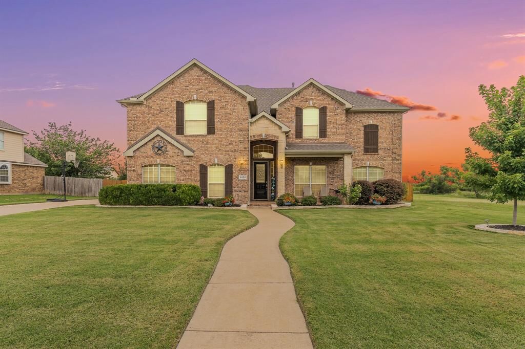 Property Photo: 1424 Bassett Hound Drive TX 76052