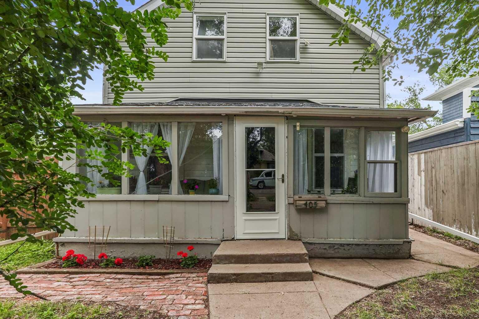 Property Photo:  405 12B Street N  AB T1H 2L3 