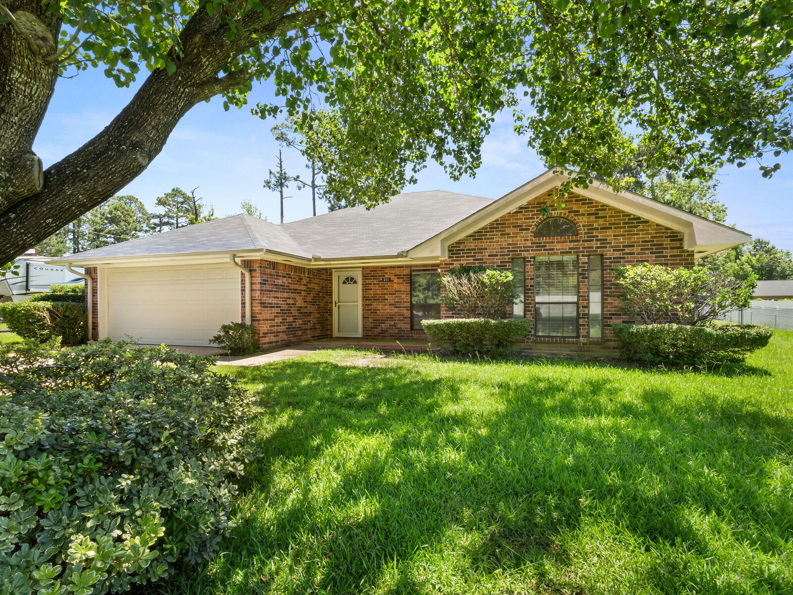 Property Photo:  211 Colony Park  LA 71446 