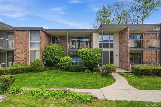 Property Photo:  4041 W Maple Road E203  MI 48301 
