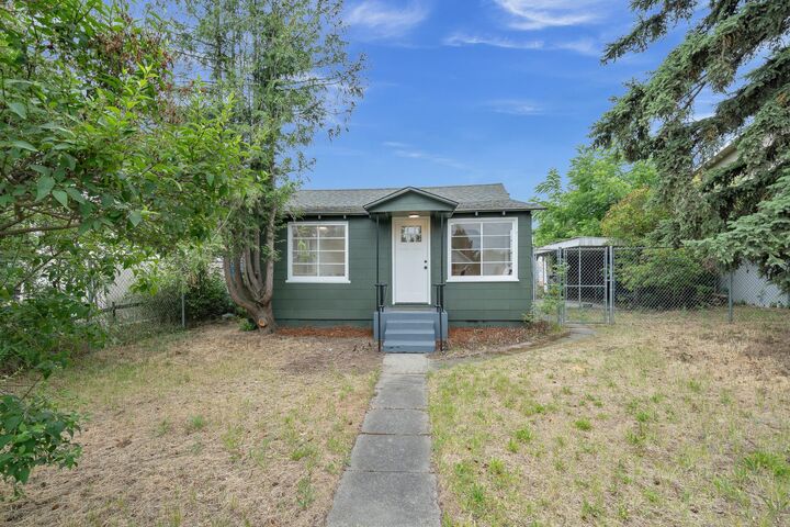 Property Photo:  1922 E Columbia Ave  WA 99208 