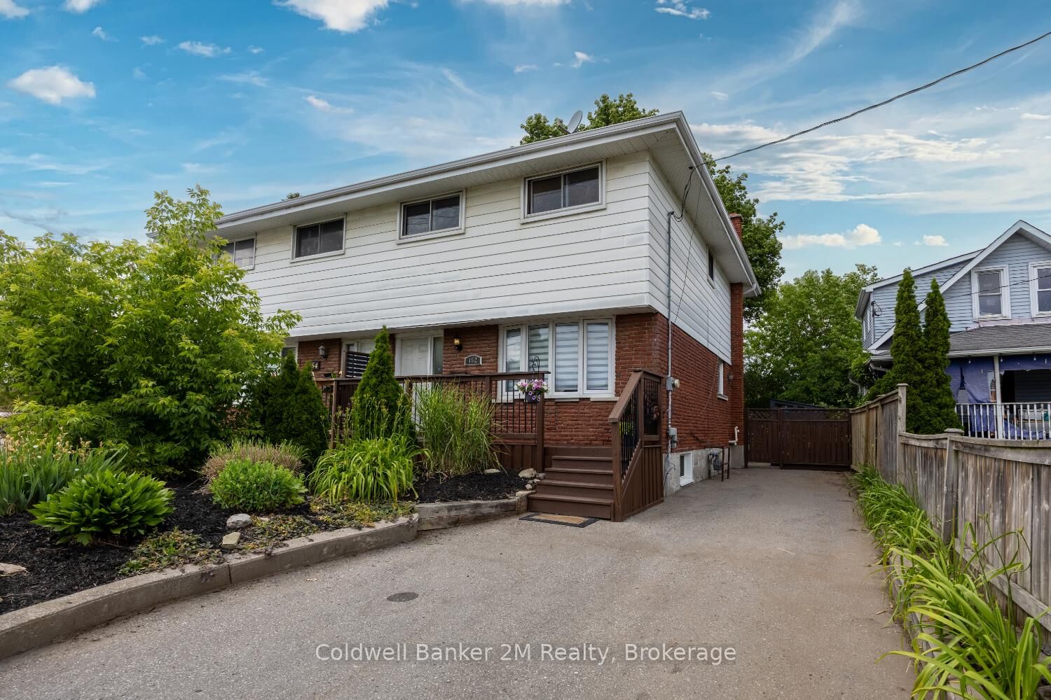 Property Photo:  152 Taunton Road W  ON L1G 3T3 