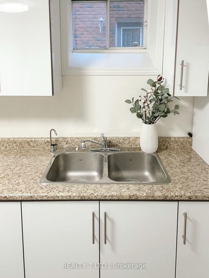 Property Photo:  551 Hayward Crescent 3 Bsmt  ON L9T 4P2 