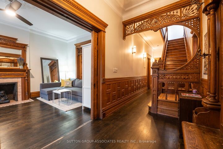 Property Photo: 608 Spadina Avenue 1 ON M5S 2H4