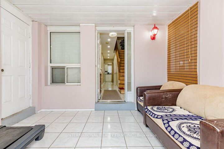 Property Photo: 26 Sandmere Avenue ON L6Z 4B3