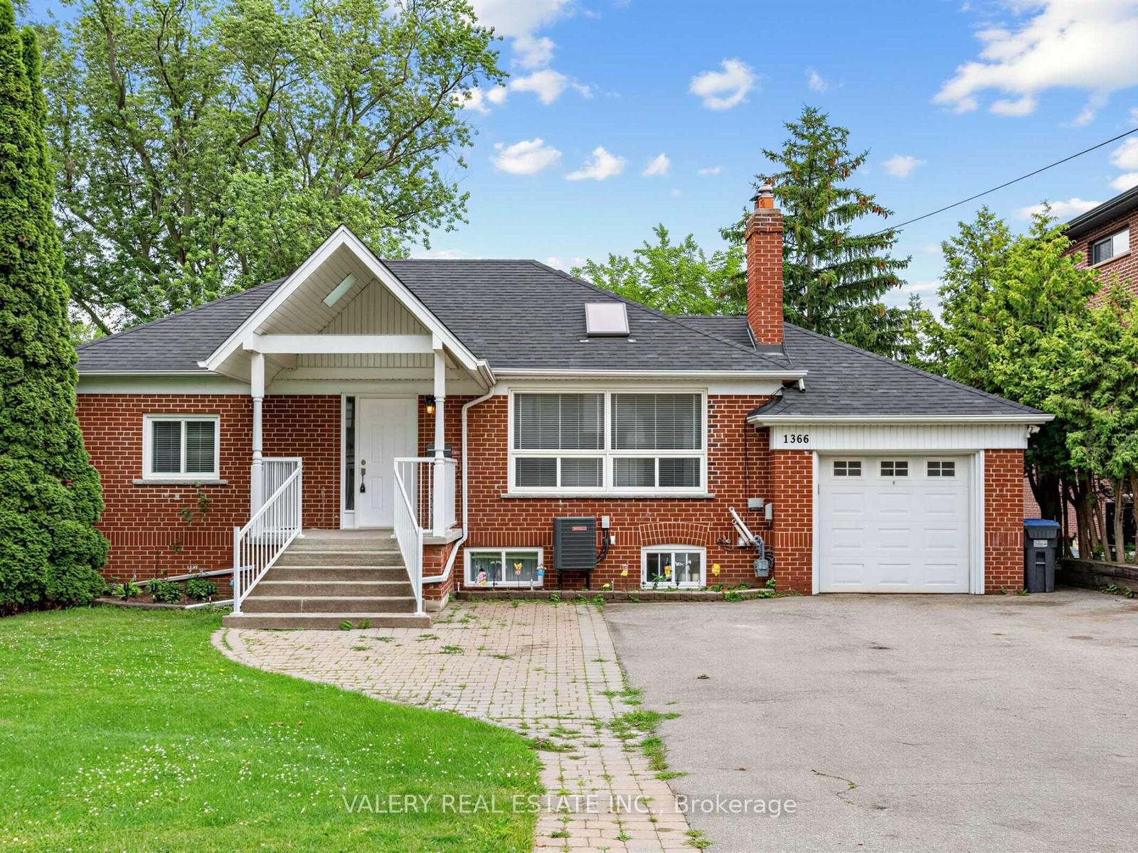 Property Photo:  1366 Applewood Road Main  ON L5E 2M1 