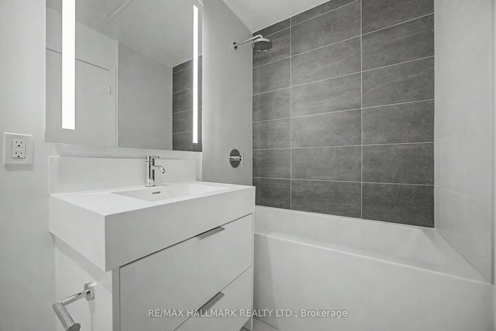 Property Photo:  308 Jarvis Street 2513  ON M5B 0E3 