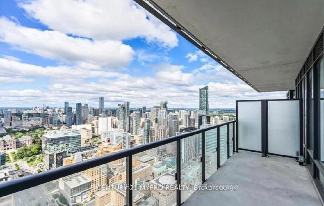 Property Photo:  488 University Avenue W 2401  ON M5G 1X3 