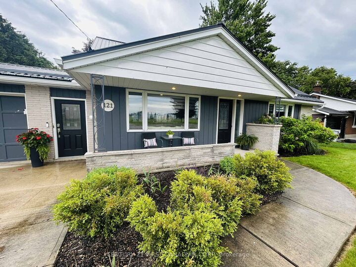 Property Photo:  121 Wellington Street W  ON N0M 1S2 