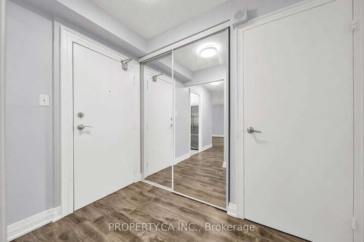 Property Photo:  1535 Lakeshore Road E 305  ON L5E 3E2 