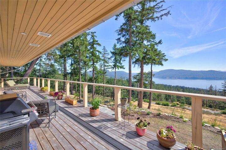 Property Photo: 293 Canvasback Pl BC V8K 2W5