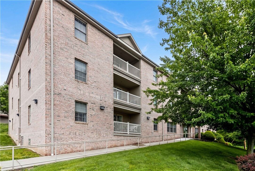 Property Photo:  1 Coraopolis Rd 200  PA 15108 