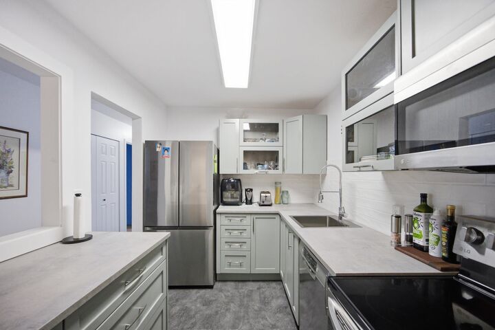 Property Photo:  1555 Fir Street 206  BC V4B 4B6 