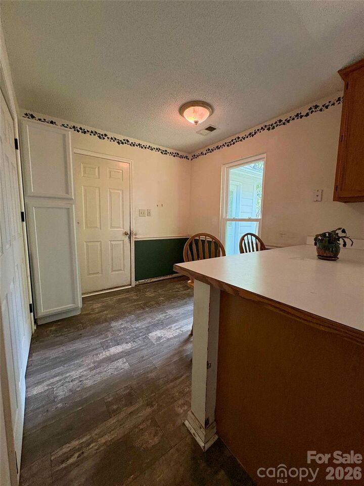 Property Photo: 8410 Gidleigh Court NC 28216