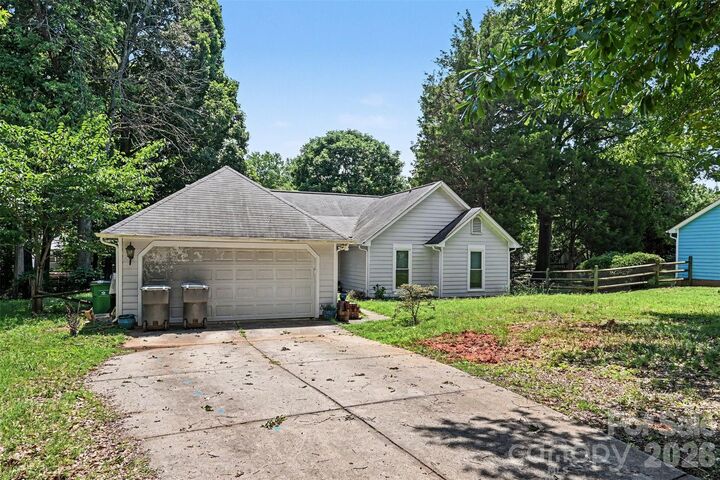 Property Photo:  8410 Gidleigh Court  NC 28216 