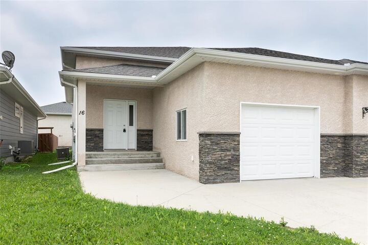 Property Photo: 16 Parkhill Crescent MB R3X 0B8