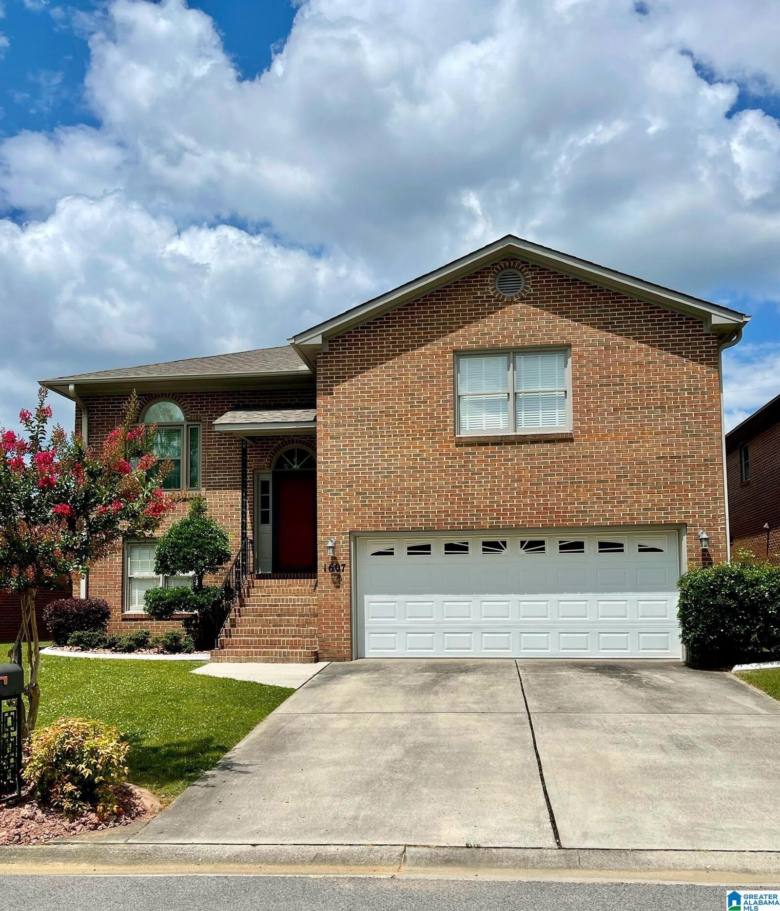 Property Photo:  1607 Parkman Street  AL 35055 