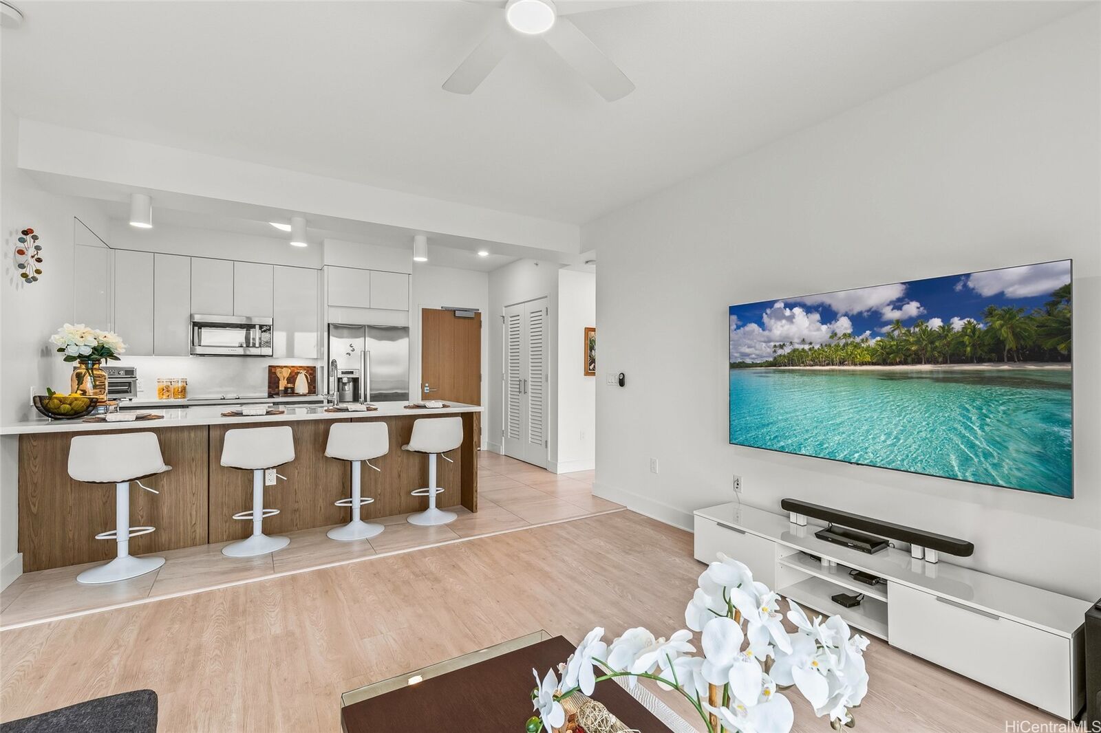 Property Photo: 629 Keeaumoku Street 3402 HI 96814