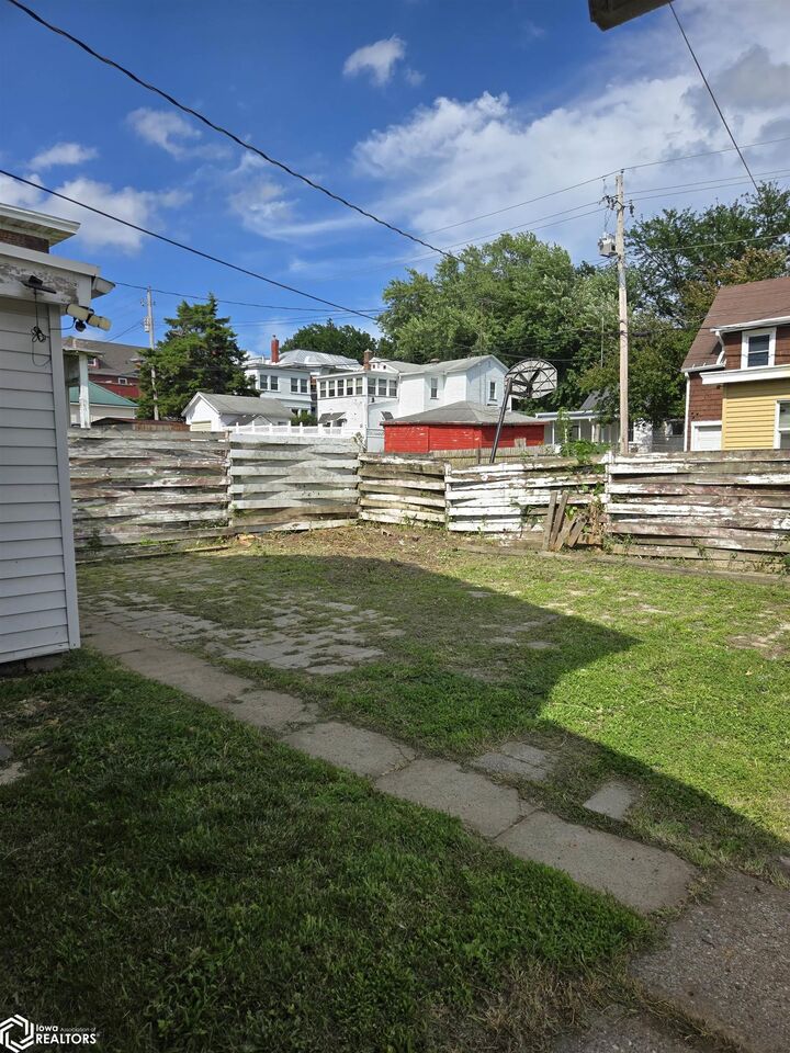 Property Photo:  902 N 8th Street  IA 52601 
