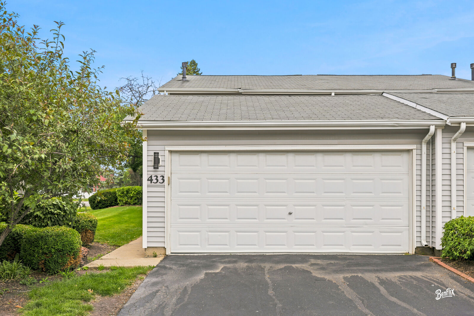 Property Photo: 433 Dogwood Terrace IL 60089