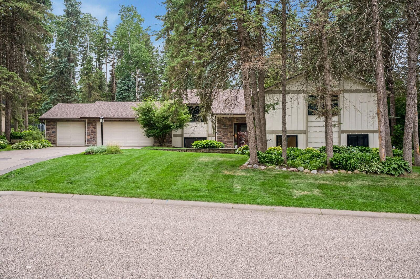 Property Photo: 1148 Kenilworth Drive MN 55125
