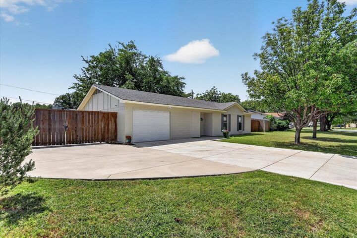 Property Photo: 6200 Lalagray Lane TX 76148