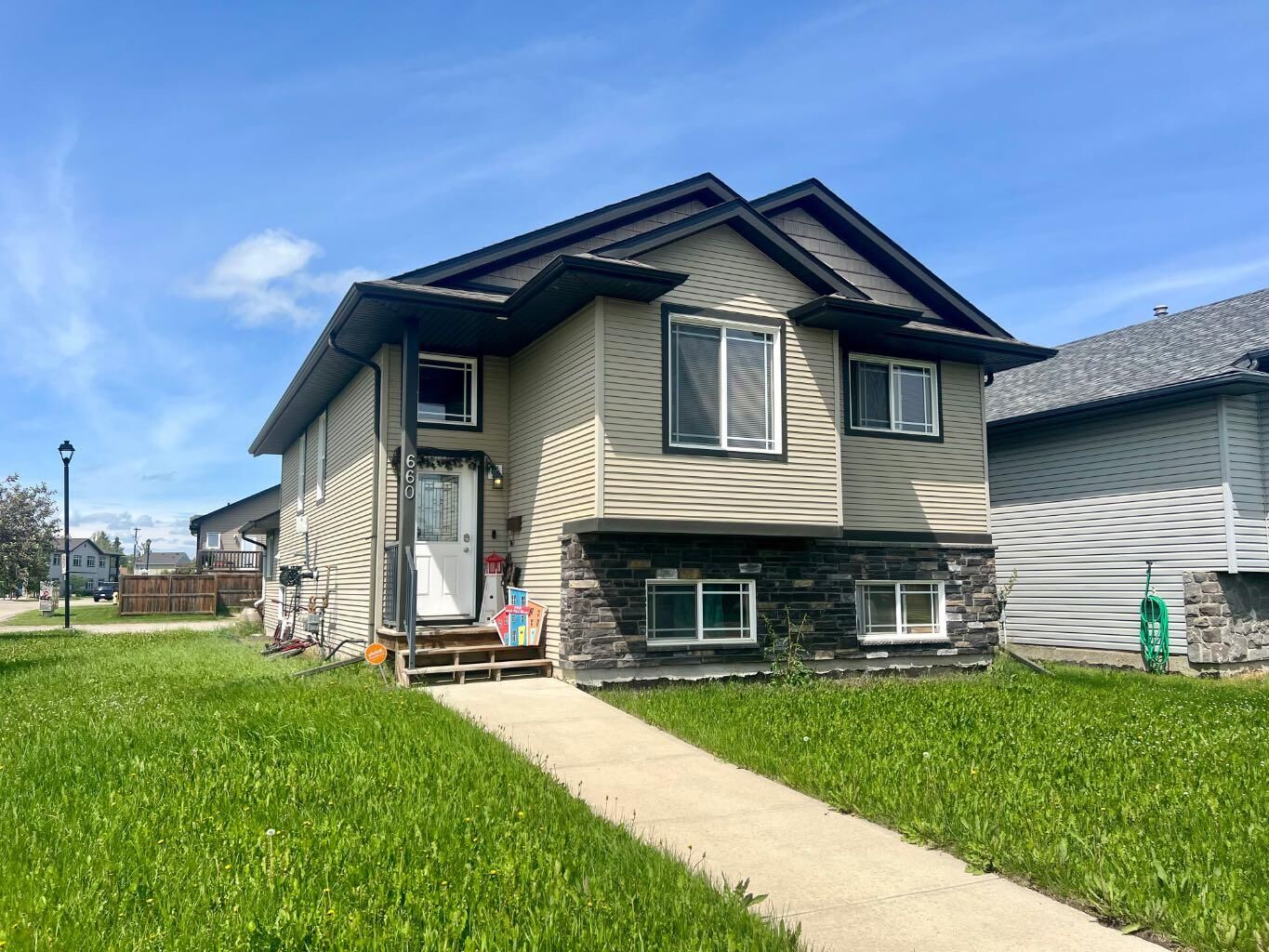 Property Photo: 660 Red Oak Close AB T4S 0B5