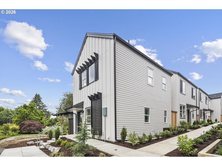 Property Photo:  2007 SW Moss St  OR 97219 