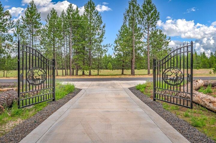 Property Photo:  1015 W Montgomery Rd  WA 99006 