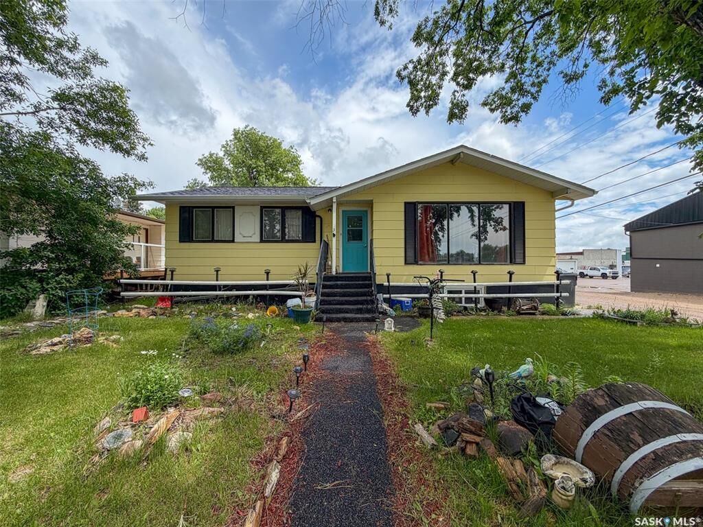 Property Photo:  336 2nd Street W  SK S0N 2M0 