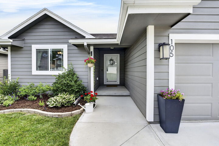 Property Photo:  105 Maplewood  Circle  IA 51534 