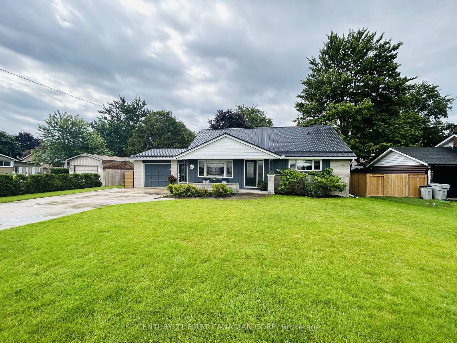 Property Photo: 121 Wellington Street W ON N0M 1S2