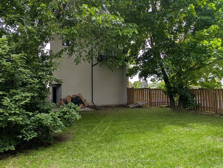 Property Photo:  50 Dorset Road  ON M1M 2S7 